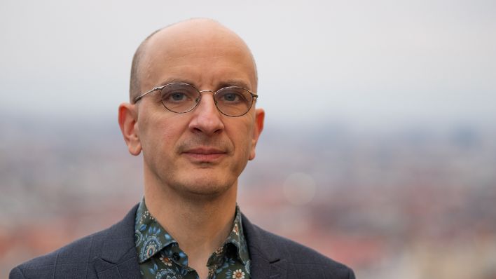 Jakob Hein stellte sein Buch "Wie Grischa mit einer verwegenen Idee beinahe den Weltfrieden auslöste" vor. Es moderierte Gesa Ufer. © radioeins/Schuster