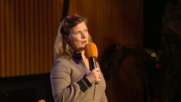 Jakob Hein stellte sein Buch "Wie Grischa mit einer verwegenen Idee beinahe den Weltfrieden auslöste" vor. Es moderierte Gesa Ufer. © radioeins/Schuster