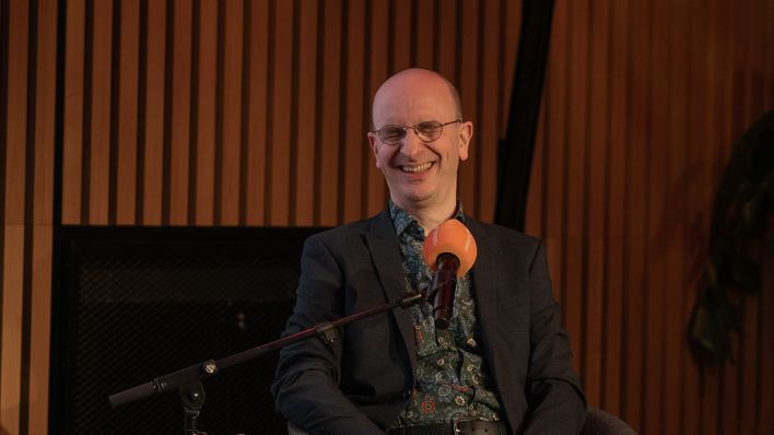 Jakob Hein stellte sein Buch "Wie Grischa mit einer verwegenen Idee beinahe den Weltfrieden auslöste" vor. Es moderierte Gesa Ufer. © radioeins/Schuster