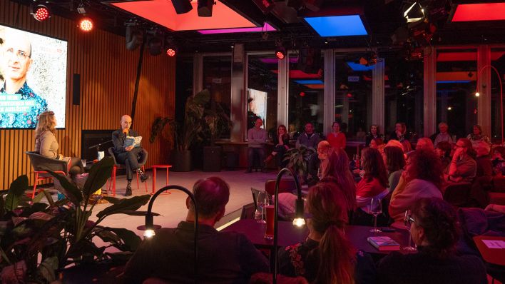 Jakob Hein stellte sein Buch "Wie Grischa mit einer verwegenen Idee beinahe den Weltfrieden auslöste" vor. Es moderierte Gesa Ufer. © radioeins/Schuster