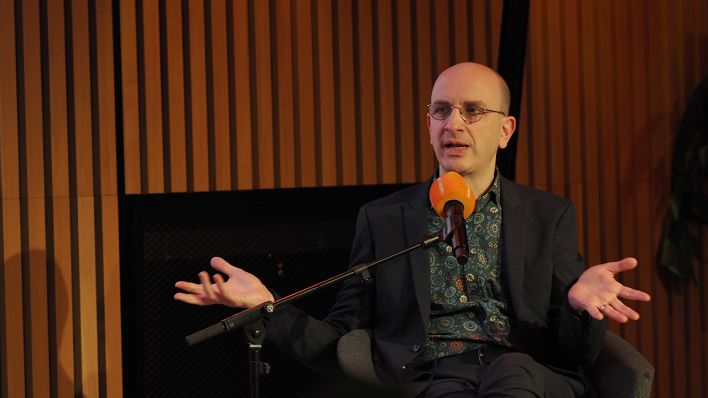 Jakob Hein stellte sein Buch "Wie Grischa mit einer verwegenen Idee beinahe den Weltfrieden auslöste" vor. Es moderierte Gesa Ufer. © radioeins/Schuster