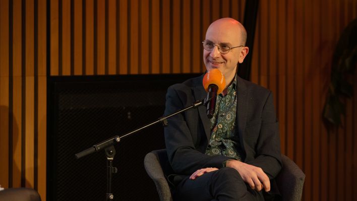 Jakob Hein stellte sein Buch "Wie Grischa mit einer verwegenen Idee beinahe den Weltfrieden auslöste" vor. Es moderierte Gesa Ufer. © radioeins/Schuster