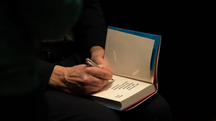 Jakob Hein stellte sein Buch "Wie Grischa mit einer verwegenen Idee beinahe den Weltfrieden auslöste" vor. Es moderierte Gesa Ufer. © radioeins/Schuster