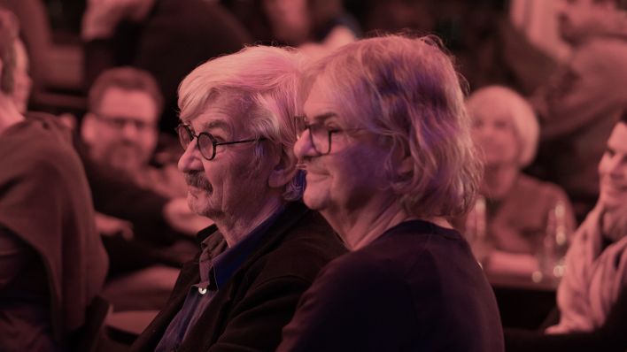 Jakob Hein stellte sein Buch "Wie Grischa mit einer verwegenen Idee beinahe den Weltfrieden auslöste" vor. Es moderierte Gesa Ufer. © radioeins/Schuster