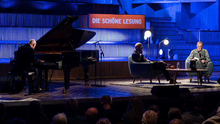 Volker Kutscher liest aus "Transatlantik" - auf dem Flügel begleitet der Pianist Sasha Pushkin