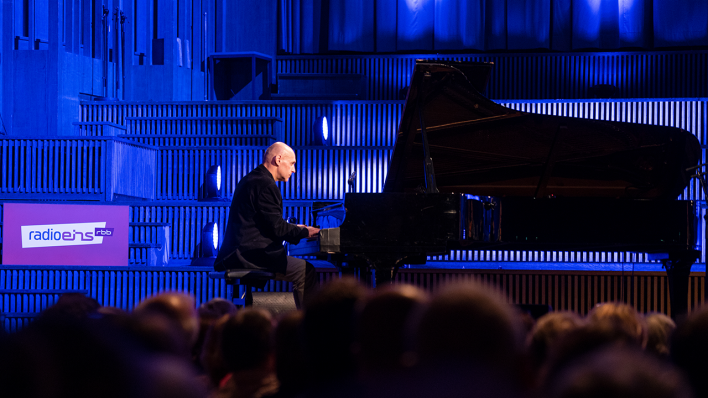 Volker Kutscher liest aus "Transatlantik" - auf dem Flügel begleitet der Pianist Sasha Pushkin