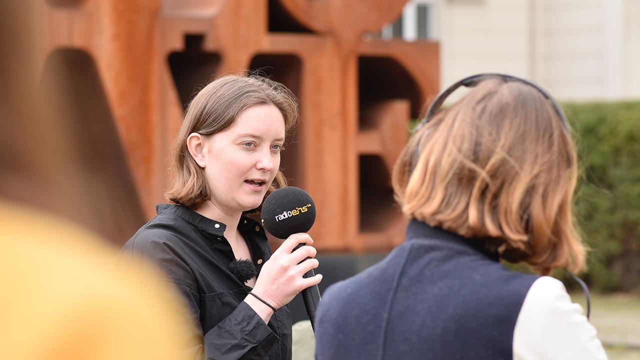 Die Performance-Künstlerin Finja Sander im Gespräch