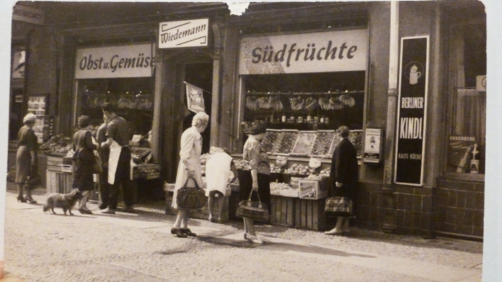 Dort wo heute "Der Schöne Laden" in der Wiener Straße 15 zu Hause ist, war früher mal ein Obst- und Gemüseladen (Historische Aufnahme/Schöne Laden)