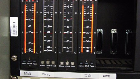 Berlin-Britz: Aussteuerungsanzeigen für UKW 89,6 MHz (Fernsehturm) und Mittelwelle 990 kHz (eigene Ausstrahlung) Berlin-Britz: Aussteuerungsanzeigen für UKW 89,6 MHz (Fernsehturm) und Mittelwelle 990 kHz (eigene Ausstrahlung)