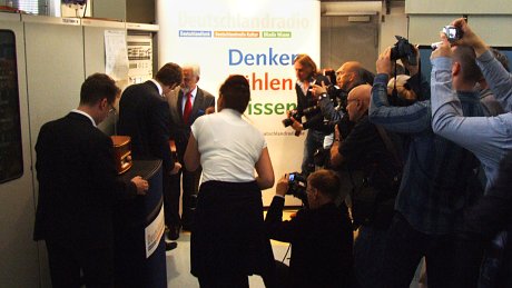 Berlin-Britz: Abschaltung 990 kHz als Medienevent Berlin-Britz: Abschaltung 990 kHz als Medienevent