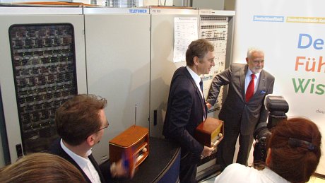 Willi Steul am Notaus-Taster; links einer der beiden Senderblöcke, hinter der Glastür die Verstärkermodule mit jeweils eigenen Kontroll-LED Willi Steul am Notaus-Taster; links einer der beiden Senderblöcke, hinter der Glastür die Verstärkermodule mit jeweils eigenen Kontroll-LED