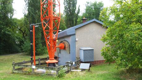 Nordwestmast Berlin-Britz mit Mittelwellen-Antennenhaus, Speiseleitung von den UKW-Sendern und Stromversorgung der Mastbefeuerung Nordwestmast Berlin-Britz mit Mittelwellen-Antennenhaus, Speiseleitung von den UKW-Sendern und Stromversorgung der Mastbefeuerung