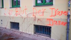 Der Schriftzug "Das Blut der Iraner" steht an der Fassade der Bundesgeschäftsstelle der Grünen (Bild: dpa/Anette Riedl)