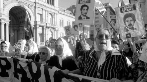 Archivbild: "Madres de Plaza de Mayo" (Mütter vom Mai-Platz vor dem Präsidenten-Palast) demonstrieren am 09.12.1998 in Buenos Aires mit Bildern ihrer verschwundenen Angehörigen gegen Straffreiheit für den früheren Junta-General Jorge Videla und Admiral Eduardo Massera. Während der argentinischen Militärdiktatur von 1976 bis 1983 sind nach offiziellen Angaben etwa 9000 Menschen verschleppt, gefoltert und ermordet worden. (Quelle: dpa/D. Luna)