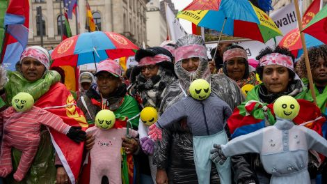 Teilnehmer der vom Zentralrat der Eritreer in Deutschland organisierten Demonstration tragen Stoffpuppen. (Quelle: dpa/Monika Skolimowska)