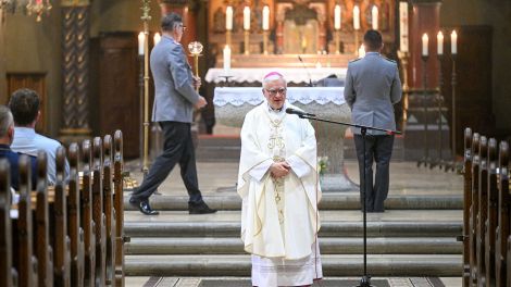 Erzbischof Heiner Koch hält einen Weltfriedensgottesdienst mit Soldaten der Bundeswehr in der St. Johannes-Basilika ab. (Quelle: dpa/Jens Kalaene)