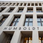 Der Schriftzug des Humboldt Forums vor der Eröffnung am 16. Dezember 2021. (Quelle: dpa/Fabian Sommer)